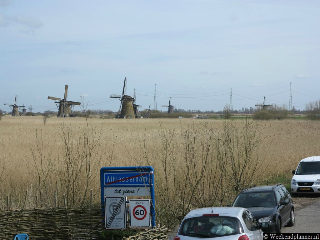 Als je met de auto komt kun je op verschillende plaatsen in Kinderdijk en Alblasserdam parkeren. Er is een aanlegsteiger van Waterbus (lijn 202) bij de ingang in Kinderdijk. Je kunt ook met de waterbus (lijn 20) vanuit Rotterdam naar Alblasserdam varen.Tip: De waterbus van Rotterdam naar Dordrecht heeft een aanlegsteiger bij Kinderdijk.